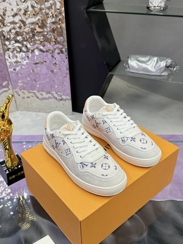工厂P价P： 飞机盒5 Lv新款2025Ss 开春款 航海刺绣运动鞋 新品Lv Confetti系列 黑白配色，是全皮材质。麂皮拼接小牛皮！ 刺绣版面是L家航海