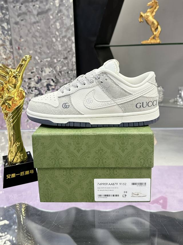 工厂P价P： Gucci联名Dunk耐克 官方最新款 Gucci X Nike Dunk Sb 系列 佛山大厂出品 鞋身以米白色帆布作为主色调，搭配米白皮革框架