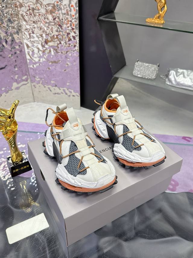 工厂P价P： Balenciaga 巴黎世家 15代延续其独特的设计理念，融合时尚与功能性，采用高品质的材料，兼具潮流感和耐用性！！ 鞋型为扁平的老爹鞋款式，整