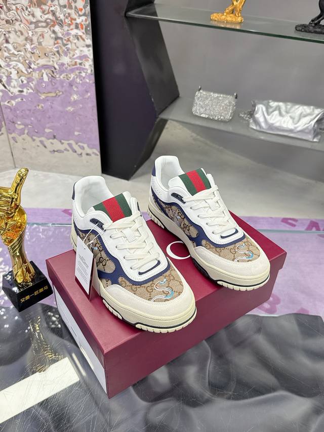 工厂P价P： 2025蛇年限量版 Gucci古驰 最新爆款情侣运动鞋系列 原版购入开发 做货，这款高低帮运动鞋采用篮球风格廓形设计，巧妙融入镂空拼片和做旧效果，