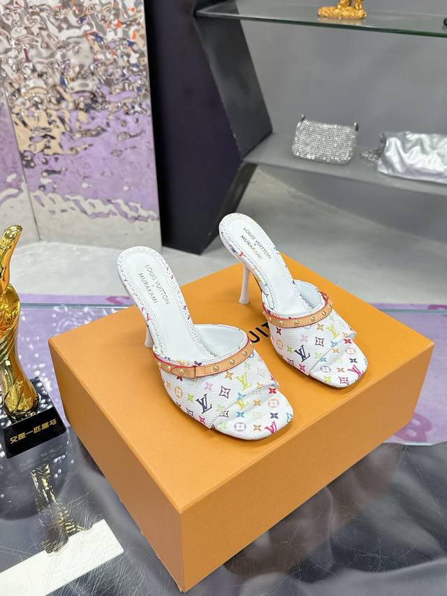 工厂P价P： Lv 联名村上隆 系列 跟鞋 很少做Lv家的单品 但是这双小猫跟我真的是没法拒绝啊！原版购入 用心开发 鞋跟都是开模定制 老花单宁色搭配的棕色皮质