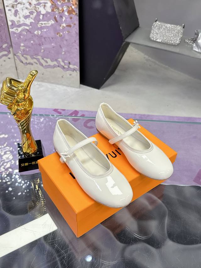 工厂P价P： Louis Vuitton 路易威登春夏 单鞋系列 联名玛丽珍时装平底鞋 春夏秀场出镜率最高的一款单品 超多名模上脚 简约大方非常百搭 鞋面：采用