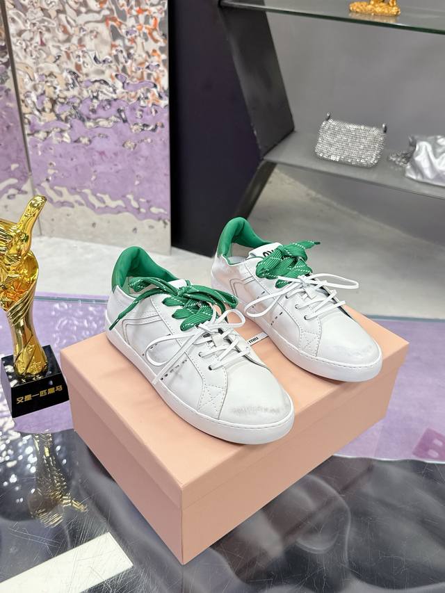 工厂P价P： Miumiu缪缪早春最新走秀款休闲脏脏鞋 Miumiu 小白鞋系列 小红书种草系列，复古又时髦上脚美炸了 简约的运动板鞋设计，极具辨识度的鞋舌，打
