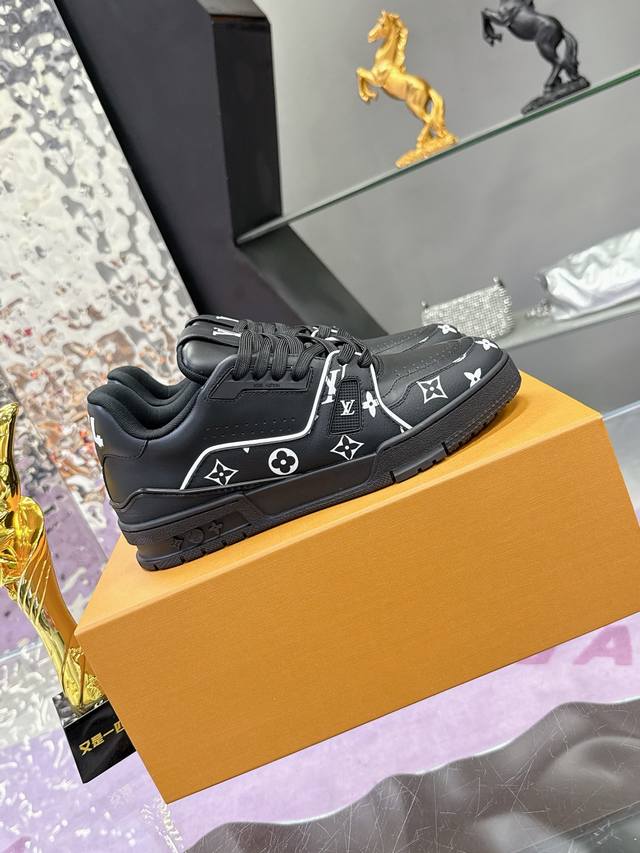 工厂P价P： 飞机盒10 原版开发 品质出货 欢迎对比 Lv板鞋系列 Lv Trainer Maxi运动鞋将成衣系列的宽松廓形引入Virgilabloh笔下的L
