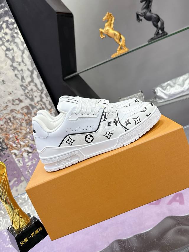 工厂P价P： 飞机盒10 原版开发 品质出货 欢迎对比 Lv板鞋系列 Lv Trainer Maxi运动鞋将成衣系列的宽松廓形引入Virgilabloh笔下的L