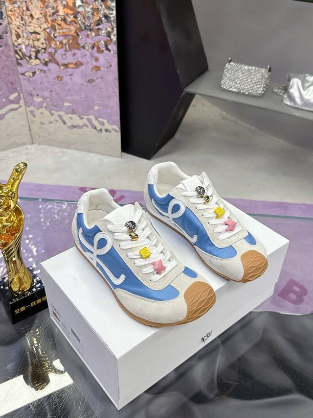 工厂P价P： 扣子10 火爆情侣款 罗意威Loewe 2025 Ballet Runner2.0 新款芭蕾舞鞋 超级棒 不对称鞋头造型，作为Loewe的标志性设