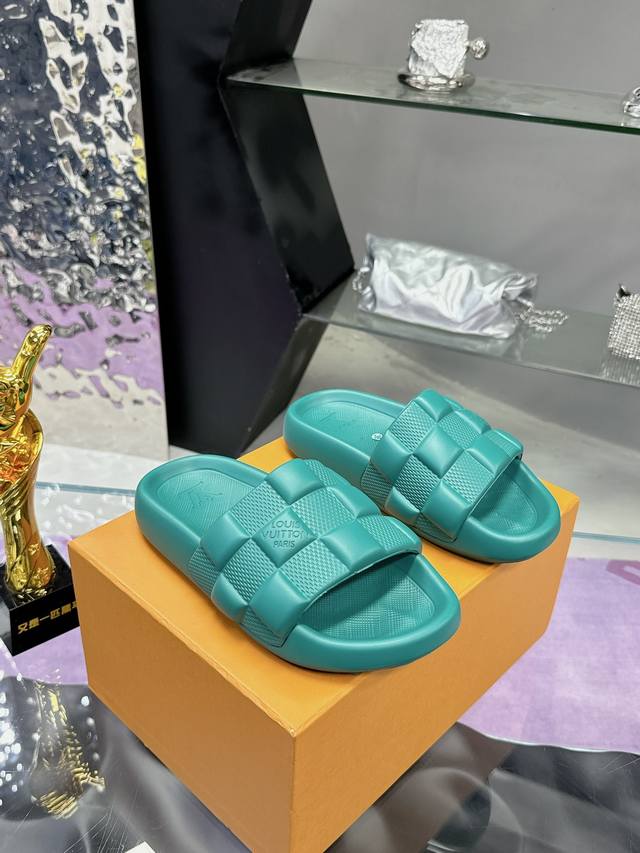 工厂P价P： 路易威登~浮雕拖鞋 5路易威登专柜新款拖鞋，驴牌Monogram 浮雕拖鞋，Waterfront 凉拖焕新回归，鞋面扣带压印路易威登标志性的 Mo