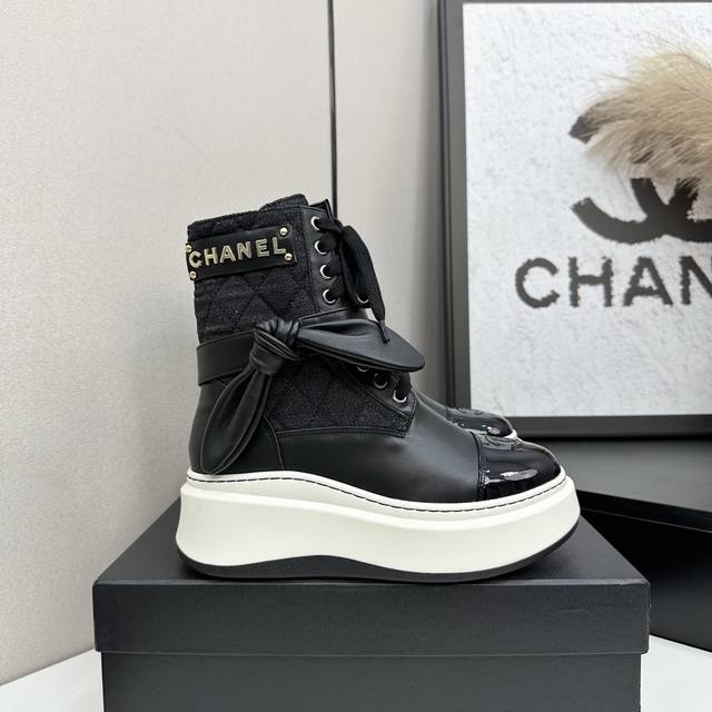 Chanel 2025S秋冬系列厚底蝴蝶结兔耳朵高靴长靴短靴，高筒和矮简两款分别用进囗牛皮打造，外增高度5Cm超显腿长， 靴简沿用了香奈儿的经典菱格纹，加上可打