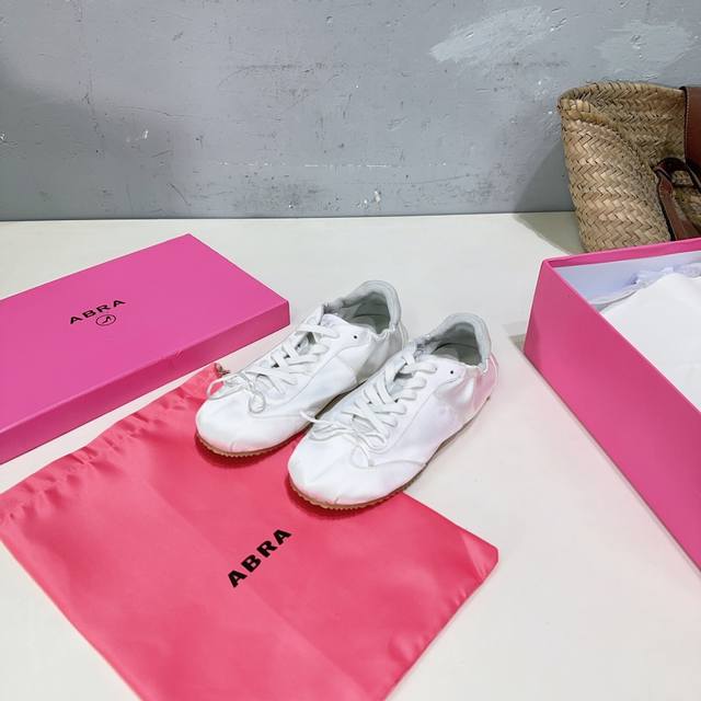 高品质出厂 ！小众潮牌 Abra25秋冬新款真丝蝴蝶结玛丽珍阿甘鞋休闲运动鞋！ 最新爆款 前卫大胆的设计！柔和又有青春活力运动感！ 别致徽标饰于鞋舌与背面，点缀