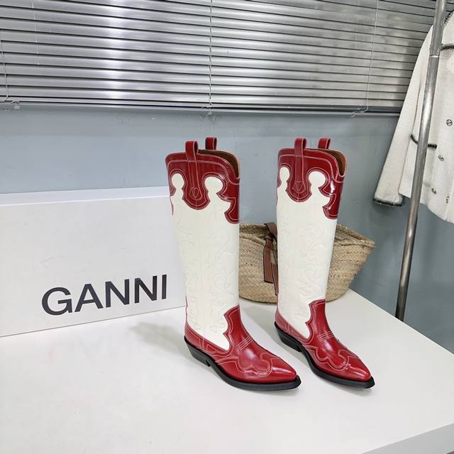 高品质出厂长靴 ！小众潮牌Ganni25Ss秋冬秀款刺绣复古名族风牛仔靴西部美式靴骑士靴短靴 宋妍霏同款 刺绣拼接皮靴尖头高筒牛皮西部牛仔长靴，全网都在穿的Ga