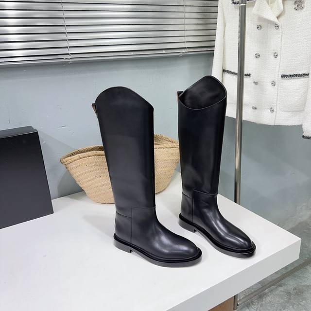 高品质出厂 ！小众潮牌万年不败款！Jilsander 吉尔桑达25Ss秋冬超火经典斜口骑士长靴！万年经典不过时！简约大气款！ 上身无敌修饰腿型！斜切靴筒的骑士靴