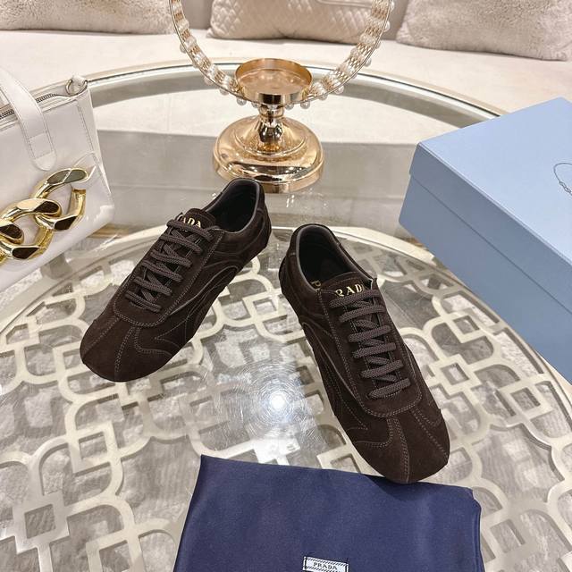 Prada，情侣休闲鞋，原版1比1开发，面料高丝光牛猄，内里丝绸羊皮，大底橡胶，上脚舒适柔软，码数女：35至41。 。男38至45，