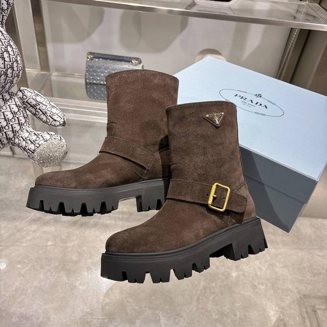 2025Prad春秋爆款短靴 一脚蹬新款女靴精品已认证 原版1:1定制，最高版本 皮面加20 众多明星网红最爱，一脚蹬短靴，Prad最经典的三角标，英伦风复古搭