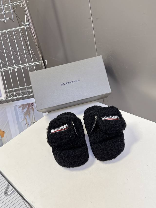 巴黎世家Balenciaga秋冬最新情侣款可乐毛拖～ 超多明星网红种草 这双毛拖也是好好看 小包包设计细节感拉满 经典可乐Logo图案 品牌辨识度极高 搭配秋冬