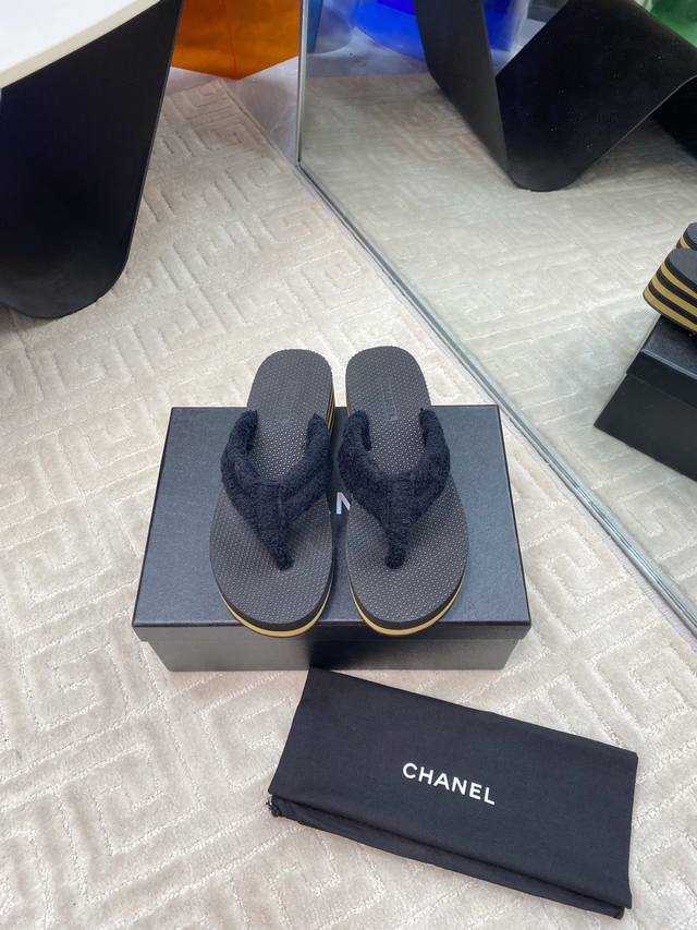 Chanel Coco小香双C早春夹趾人字拖鞋凉鞋 Chane* 早春系列夹趾人字拖将随性度假风与高级成衣质感完美融合，打造慵懒却不失精致的足间美学。 柔软毛巾