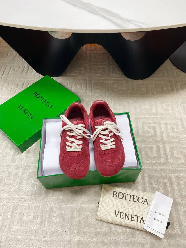 Botteg*A Venet**2025新款复古老爹鞋谁看谁迷糊的运动鞋，颜值超高，轻便舒适，时髦感极强 对版牛皮面料，牛皮垫脚， 私模Tpu大底， 码数：35