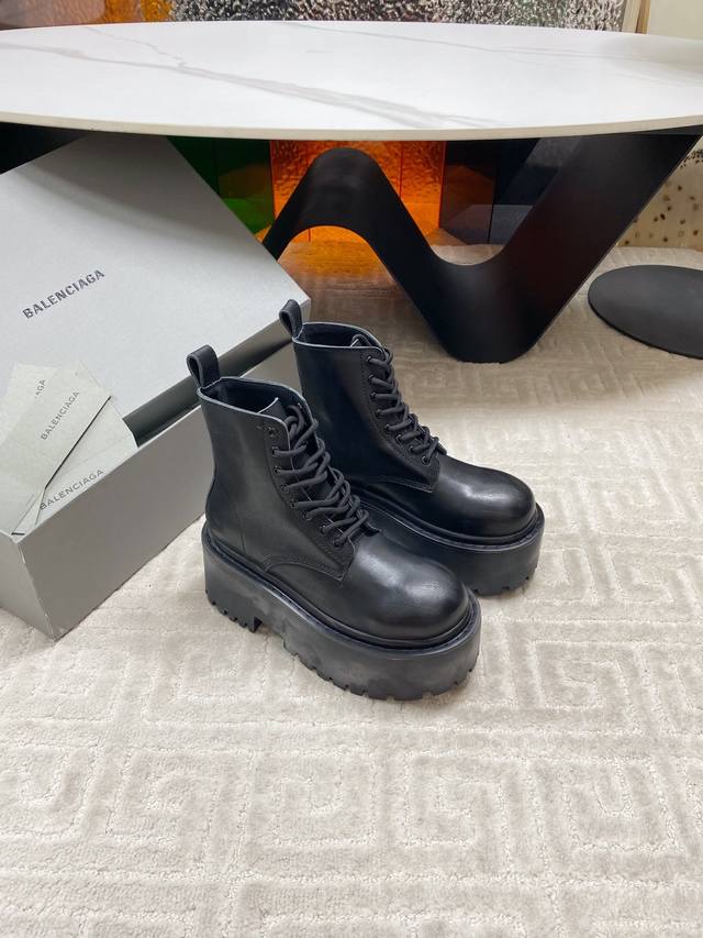 Balenciaga*2025秋冬新款厚底马丁靴，巴黎世家的恨天高，你敢挑战吗？穿上它你就是那个最耀眼的星星，瞬间成为全场焦点 对版牛皮面料，羊皮内里 私模橡胶