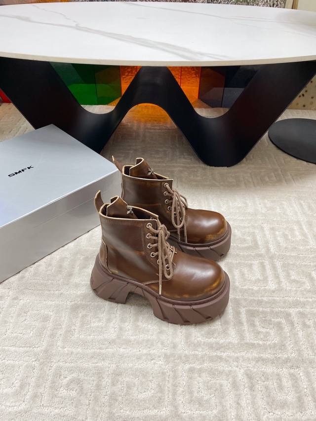 短靴 Smfk 小众潮牌 25Ss爆款新品 厚底 休闲鞋 德比鞋 短靴 长靴 爆真的是很耐看越看越喜欢！矮个子宝宝的福音直接拉长身材比例！！鞋身柔软舒适，鞋底耐