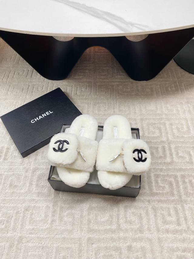 香奈儿书包毛拖25早秋新款 经典兔毛拖，上脚依然让我心甘情愿剁手入，购入手才会知道它的时髦，人气爆款必须得有它排名，各种博主、网红范搭配尽显眼前，超级推荐款！双