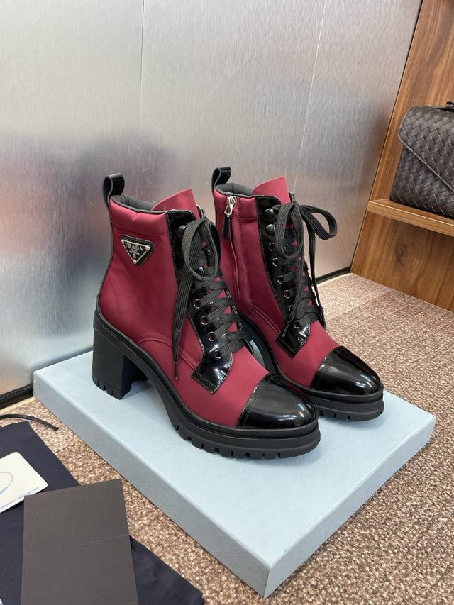 工厂P价P Prada 普拉达秋冬经典系列拼色侧拉链机车骑士女短靴 明星同款字母Logo五金扣厚底圆头高跟系带马丁靴 市面顶级高端版本 材质:鞋面进口开边珠牛皮