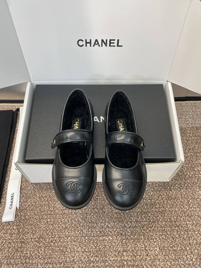 工厂P价P 莞货 代购级 Chanel 香奈儿2025秋冬走秀系列新款羊羔毛玛丽珍芭蕾娃娃女鞋 小香电绣字母Logo五金皮带扣低跟圆头女单鞋 材质：鞋面进口小牛