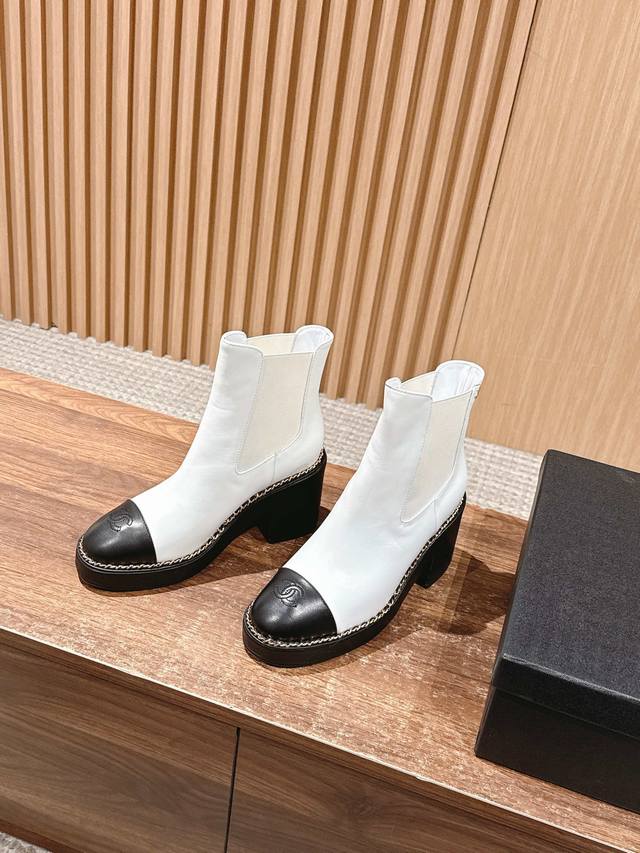 Chanel 香奈儿新款拼接链条粗跟短靴 这款厚底在欧美街拍中出境率超高，Ins也是火了一把，整体线条流畅性保持跟原版一致，真的太有魅力了，我相信有品味的女人会