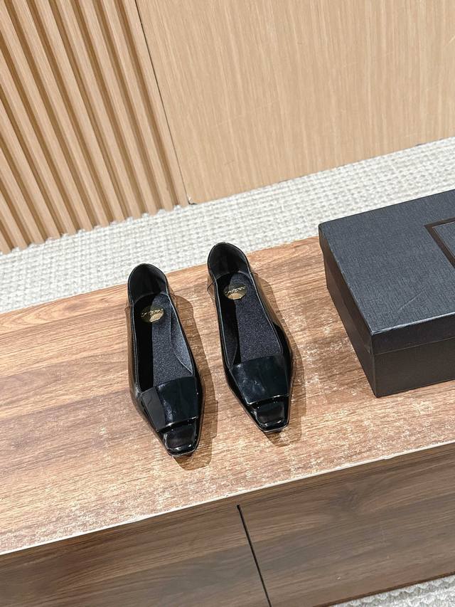 Saint Laurent 圣罗兰新款平底小方头单鞋 各种小裙子搭配起来 完全不挑脚型哦 Ysl Logo跟特别好看！在光线的照耀下呈现幻彩 真的美的过分 上脚