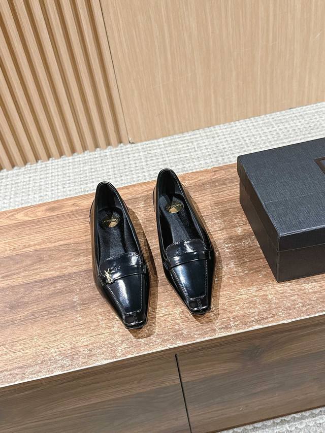 皮面 Saint Laurent 圣罗兰新款平底小方头单鞋 各种小裙子搭配起来 完全不挑脚型哦 Ysl Logo跟特别好看！在光线的照耀下呈现幻彩 真的美的过分