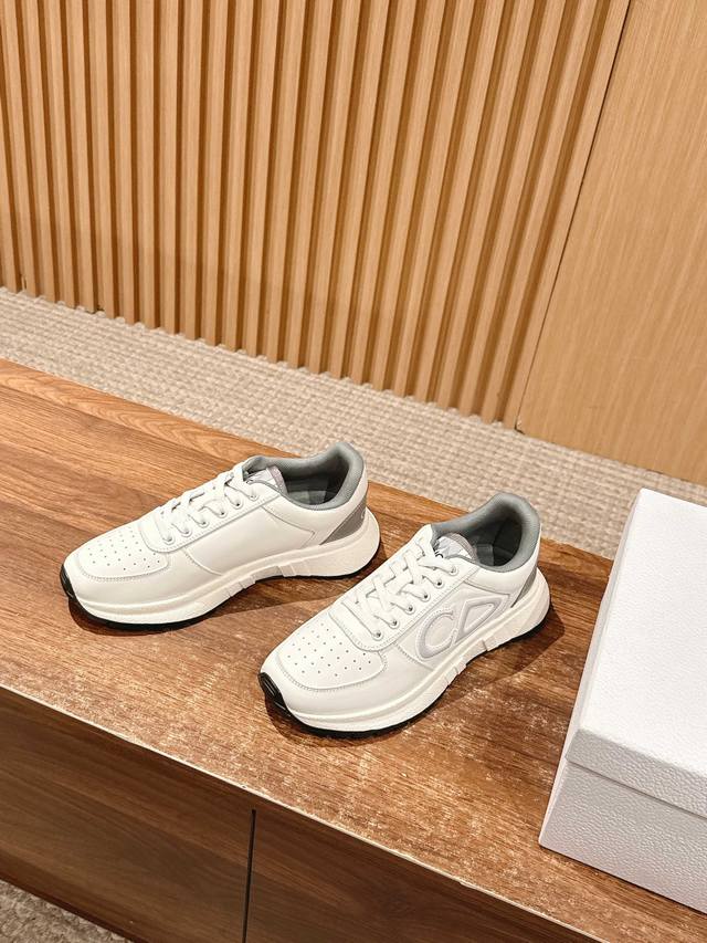 男+10 Dior 迪奥新款情侣休闲运动鞋 以优雅时尚的造型重新演绎运动风格。鞋面采用白色网眼织物精心制作，鞋带和鞋跟都有标志。精致的双色鞋底轻盈柔软，可为各式