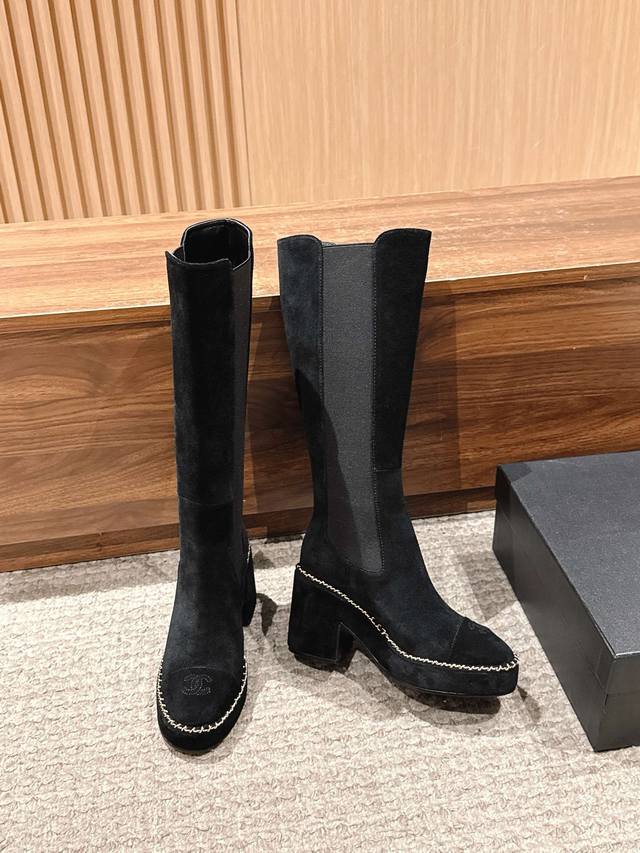 Chanel 香奈儿新款拼接链条粗跟长靴 这款厚底在欧美街拍中出境率超高，Ins也是火了一把，整体线条流畅性保持跟原版一致，真的太有魅力了，我相信有品味的女人会