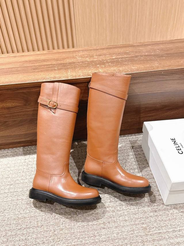 Celine 思琳秋冬新品复古平跟高靴 这一季好看的款式真的是很多 比如这款军靴就很机车风 重点夸夸靴筒设计 完全不挑腿型 上脚秒变大长腿，超级显瘦又百搭！简直