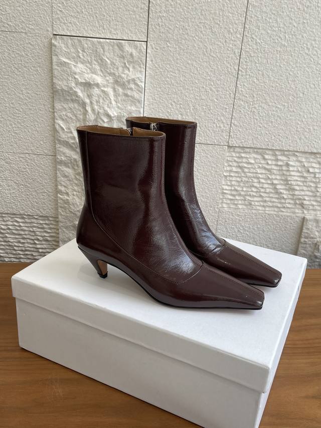 顶级版本： Stella Mccartney 25Ss 秋冬新款 Spur 方头 侧拉链 猫跟 及裸靴 短靴 这款利落的Stella Spur踝靴采用拉绒纯素材