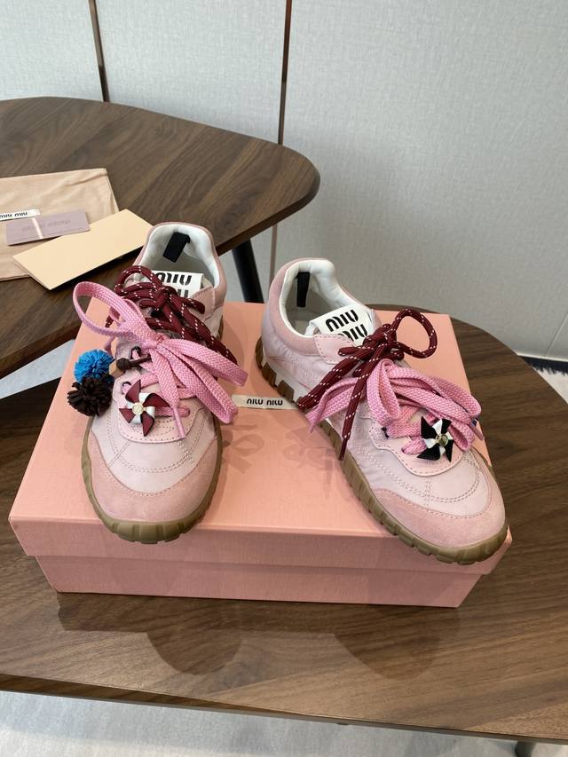 Miumiu 缪缪 25Ss 春夏新款 饼干鞋 阿甘鞋休闲运动鞋 Miumiu最新爆款 前卫大胆的设计，Miu Miu风格融于此款厚底帆布运动鞋的简约线条， 别