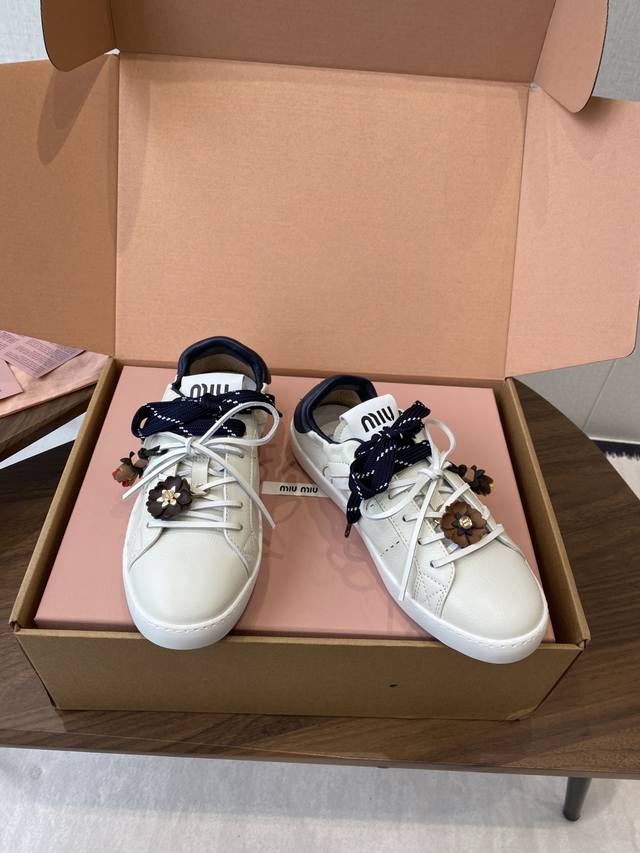 Miu Miu 25Ss 缪缪薄底饼干底 25Ss 春夏新款英伦风系带 小白鞋 休闲鞋 Miumiu秀场适当独一无二的擦色工艺工艺来自Miu Miu系列的细节特