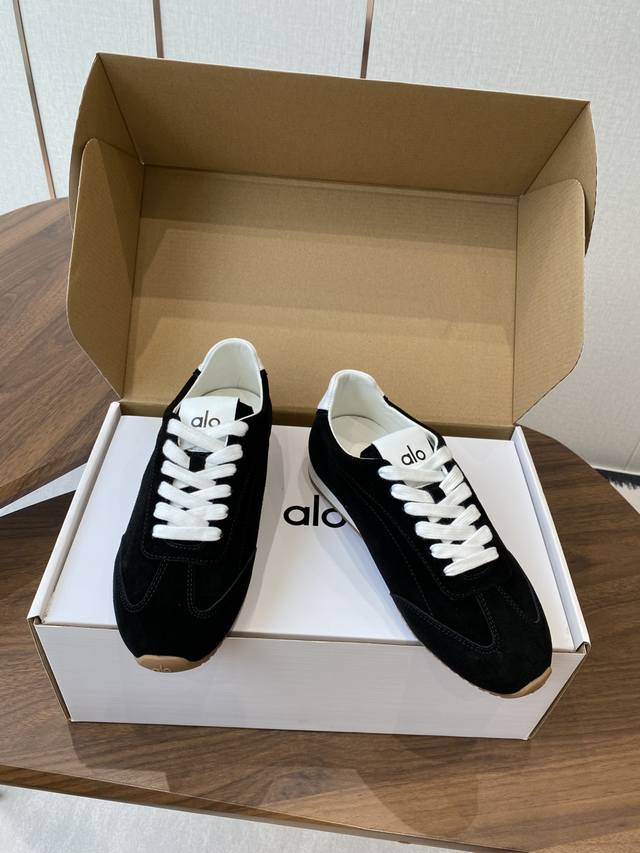 官网同步飞机盒 Alo25Ss新款 德训鞋舒适休闲款 Alo比耐克更懂女生！上脚超级百搭！而且超级舒适！是薄底款上脚一点都不沉重！非常轻便！套上袜套搭配更好看！