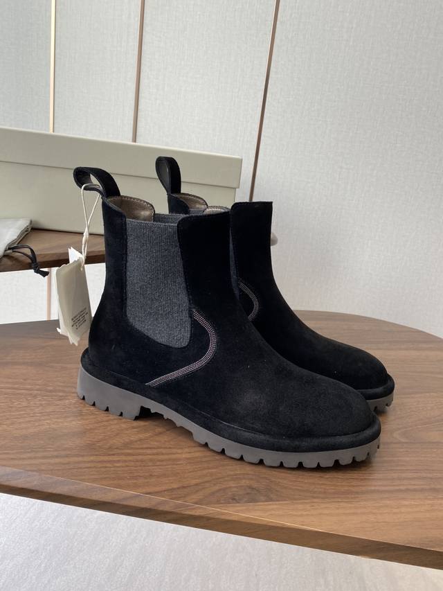 Brunello Cucinelli 新款马丁靴 不用多说！超级有范的一款靴子女孩子穿起来不要太酷，走在街上保证回头率蹭蹭Up 随便搭个短裤就是时髦博主Fell