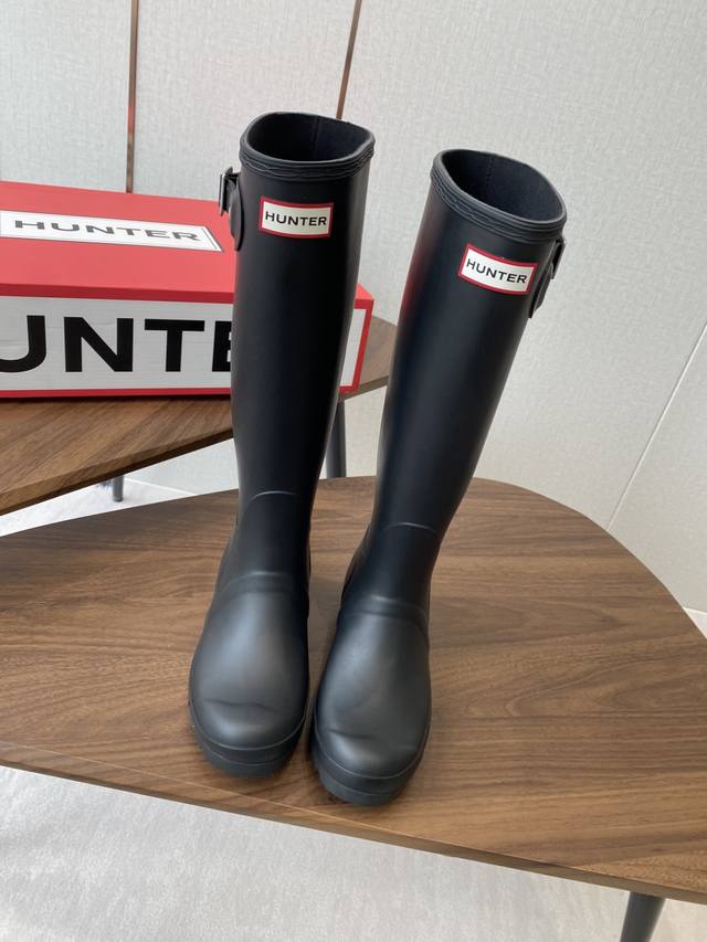 Hunter Ss25 New Arrival～ 爆款雨靴新品 户外露营防水防滑～耐造时髦单品！ 材质与工艺：原版开模特殊防水材质 原版织物内里 防滑耐磨Log