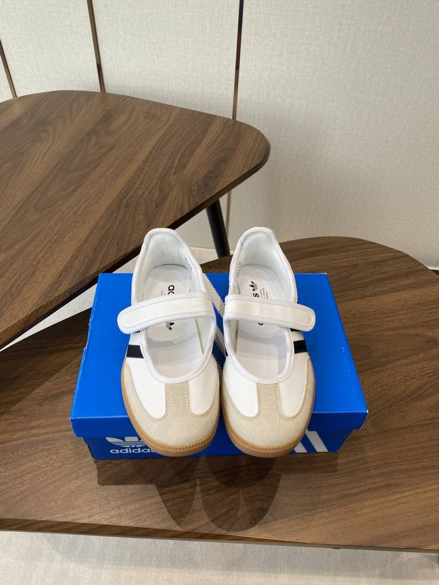 Adidas 阿迪达斯三叶草新款玛丽珍 捕捉经典与时尚的完美融合，阿迪达斯三叶草新款玛丽珍鞋款散发出一种无法抗拒的魅力。每一个细节都经过精心设计，专为追求个性与