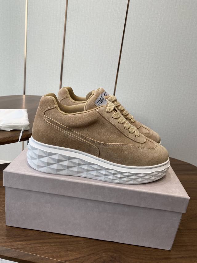 Jimmy Choo 25Ss 最新休闲鞋，专柜主打系列！代购级别！ 面料选用原版一致麂皮 进口牛皮 搭配Jc元素的珍珠刺绣襄钻工艺，绝绝子的系列组合！上脚超级