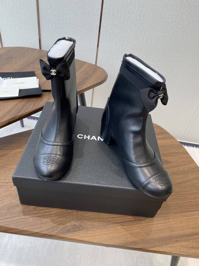 Chanel 25Ss 新款网纱蝴蝶结靴 主打都是甜甜的颜色 直击我心！这秀款的网靴看秀是确实没心动的感觉，但今天试穿上 我又入坑了合网靴白色偏公主风～ 山茶花