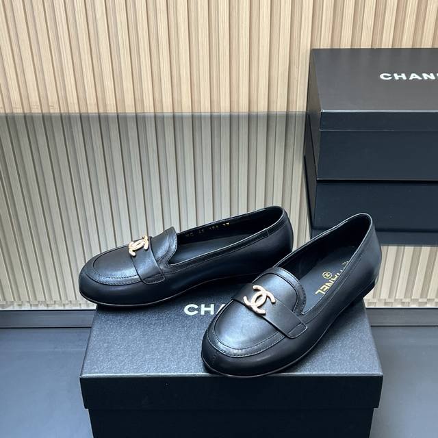 顶级版本 Chanel 香奈儿 平底圆头乐福鞋单鞋、 小香真好看呀～复古和时髦的结合体！这双上脚实在太美噜～鞋头Logo超级美 细节满分 超级舒适 满满的小香风