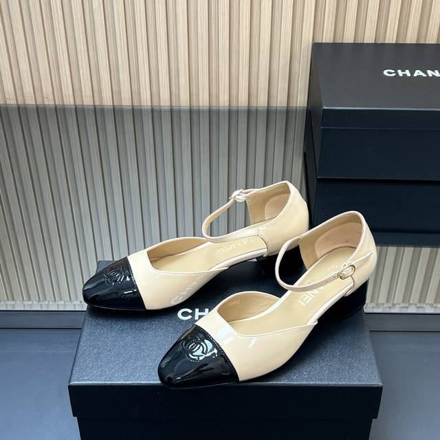 顶级版本 2025Ss春夏最新走秀爆款、Chanel 香奈儿经典拼接高跟凉鞋 高跟鞋 香奶奶家一贯的优雅名媛气质 高级感十足！上脚非常Nice～不管光脚穿或搭配