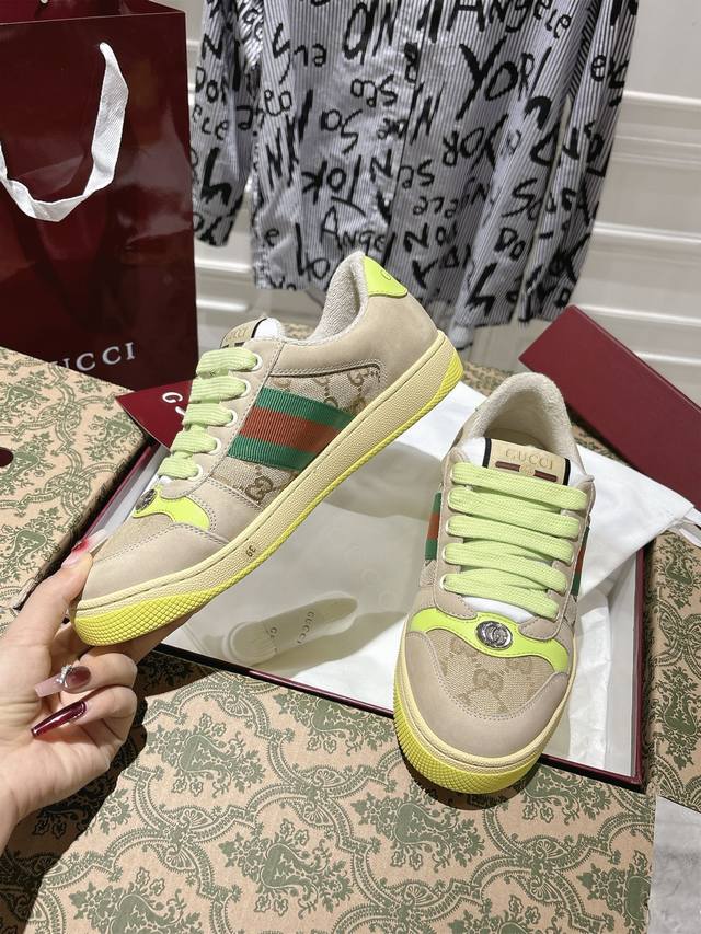 女款 2025最新配色 全新升级版 Gucc* Gg Screener系列运动小脏鞋。原版套楦工艺采用原版Tpu大底。整鞋都采用原版油边工艺。 情侣35-44