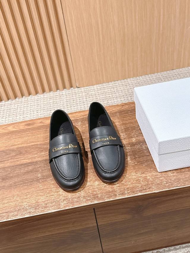 迪奥圆头平底乐福鞋 这款 My Dior 露跟高跟鞋是2025春夏成衣系列新品，精致优雅。采用牛皮革精心制作，尖头设计，点缀以金色饰面金属 Christian