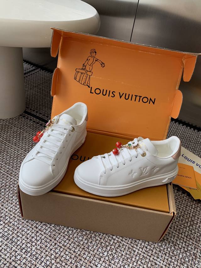 配饰60 Louis Vuitton路易威登 休闲板鞋 小白鞋 超多网红时尚博主种草 简约的鞋型格板设计 品牌Logo压花 老花拼接 鞋舌的 Lv Circle
