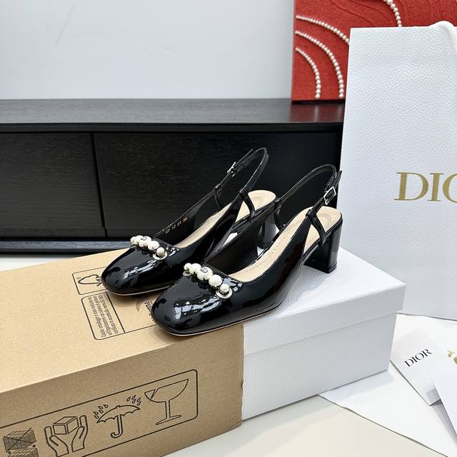 代购版 Dior迪奥 新款Paris Cd珍珠粗跟凉鞋 鞋面:牛漆皮 羊皮内里 大底:牛皮底 跟高:5.5Cm 正码:35-39订做34.40.41
