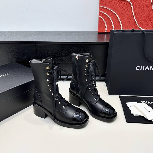 代购版 Chanel Fw25 New Arrival～ 小香25秋冬新款方头短靴 机车靴 鞋型饱满立体，功能性与穿搭舒适度在线！ 鞋面小牛皮材质，内里小羊皮，