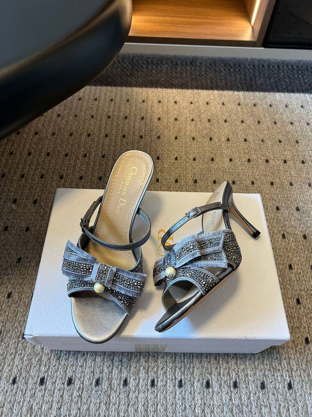 Dior迪奥25Ss 春夏新款 Cd烫钻蝴蝶结珍珠扣高跟凉拖鞋 正码:35-39订做34.40.41无退换