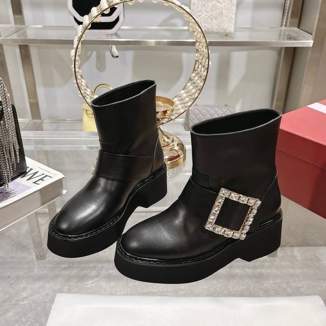 出厂 顶级版本 Roger Vivier 』 Ss罗杰维维亚秋冬新款经典钻扣 方扣 酷帅的切尔西踝靴，轻松打造张扬帅气风格，又不失维维亚魅力 原版品质，品质与原