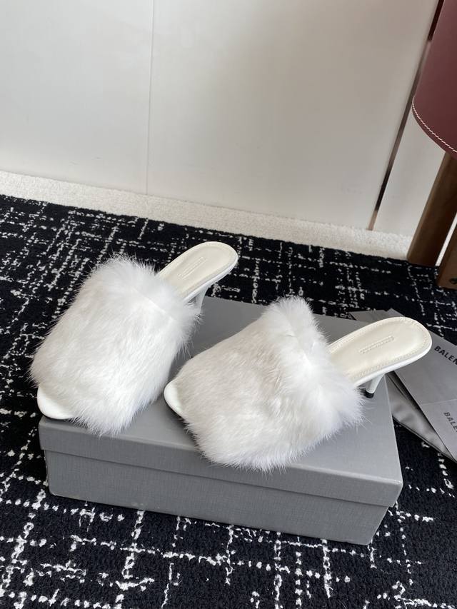代购级 Balenciaga 25Ss 水貂毛 圆头 高跟拖鞋 既保留了街头的实穿性 同时融入了水貂毛饰和独特结构 不管是出席晚会和重要场合 都是最亮眼的 一脚